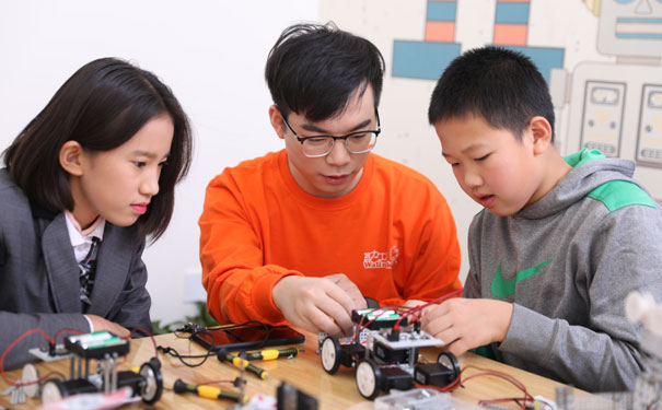 机器人教育时代，孩子的教育要交给瓦力工厂吗？