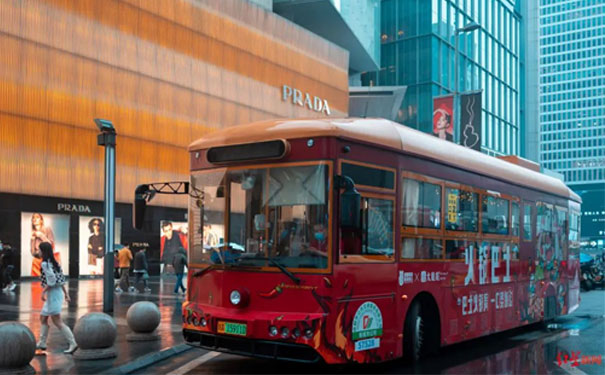 「大龙燚火锅」推出全国首辆火锅巴士